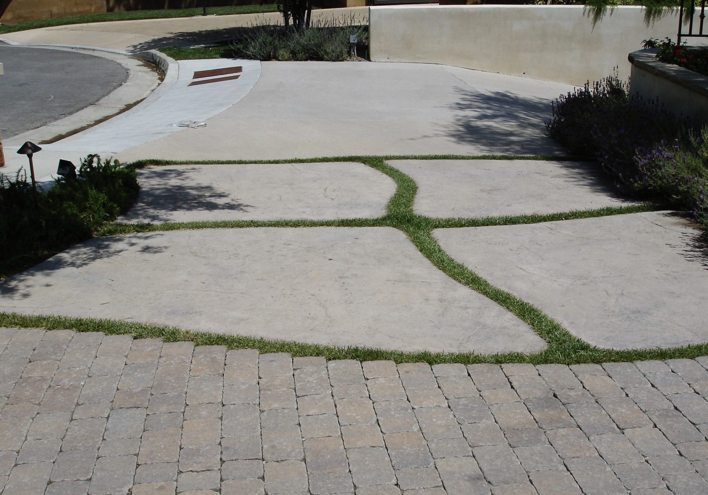 stamped-concrete-driveway-with-decorative-grass-joints-and-paver-stone-entry-los-angeles-contractor
